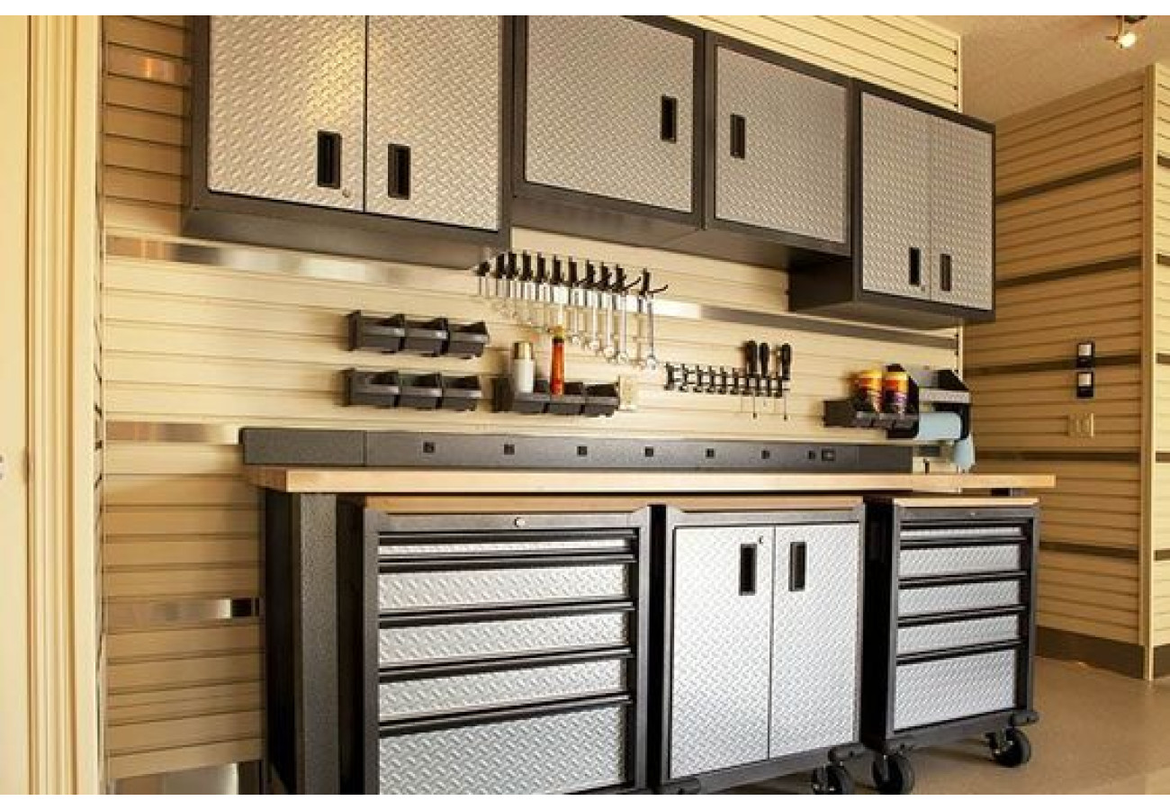 Metal tool cabinets and their use in workshops and services